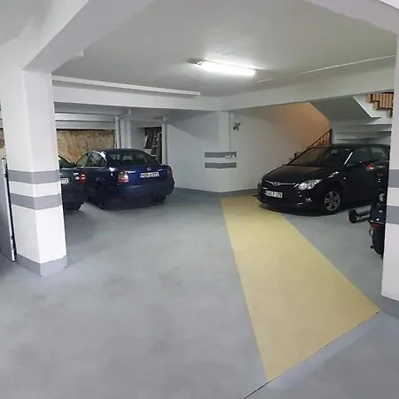 Maxima U Blizini Plaze Sa Garazom I Sigurnosnom Kamerom
